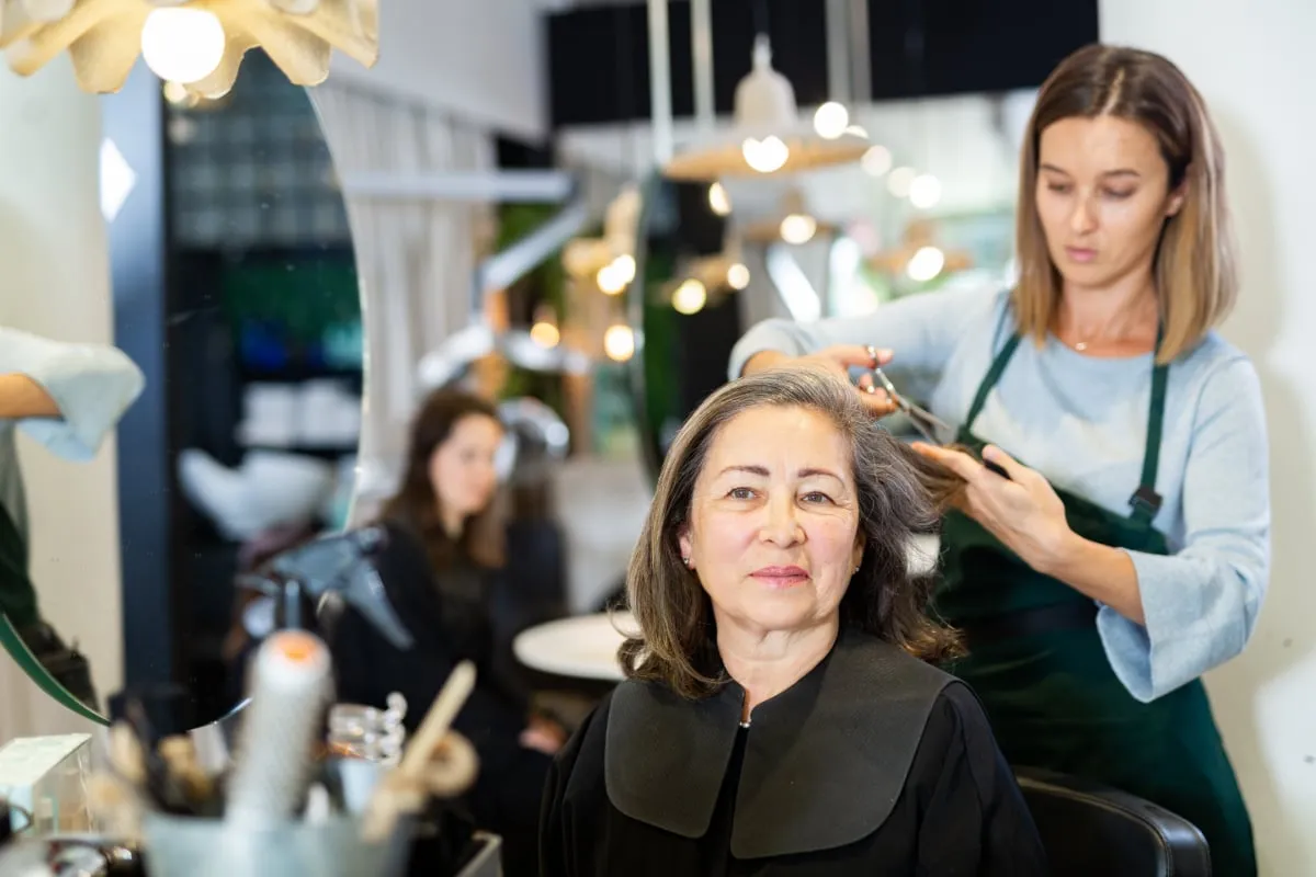 Tschüss Strähnchen – die besten Haarfarben ab 50